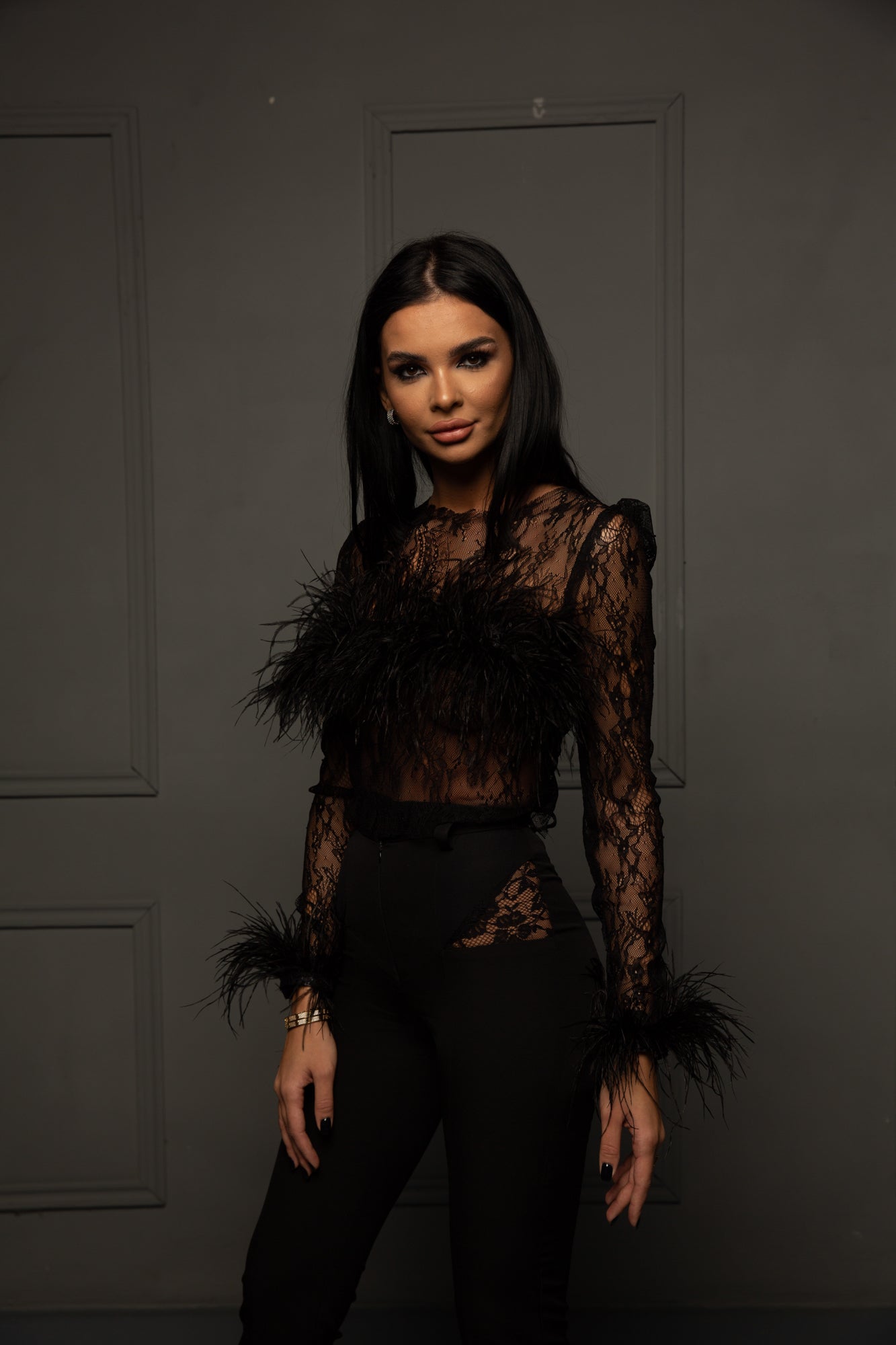 Compleu cu Bluza din Dantela cu Pene si Pantaloni Conic, Lace&Feather