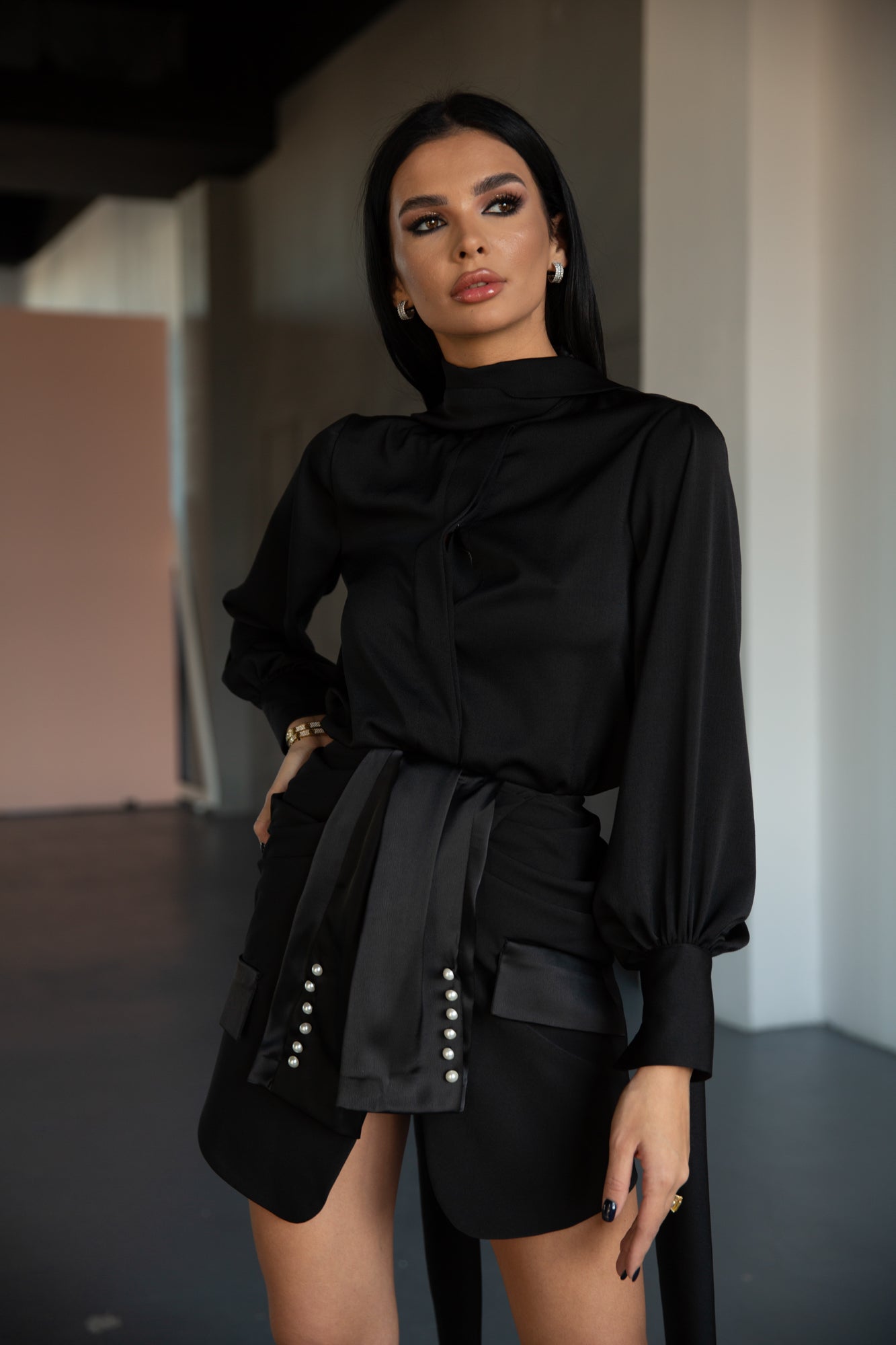 Compleu Bluza Satinata si Fusta Mini cu Nasturi Decorativi, Isra