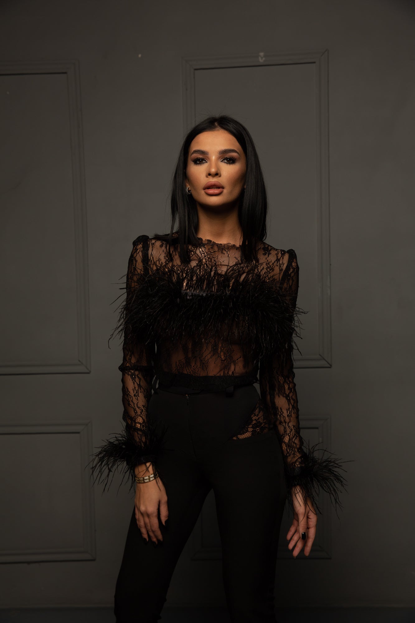 Compleu cu Bluza din Dantela cu Pene si Pantaloni Conic, Lace&Feather