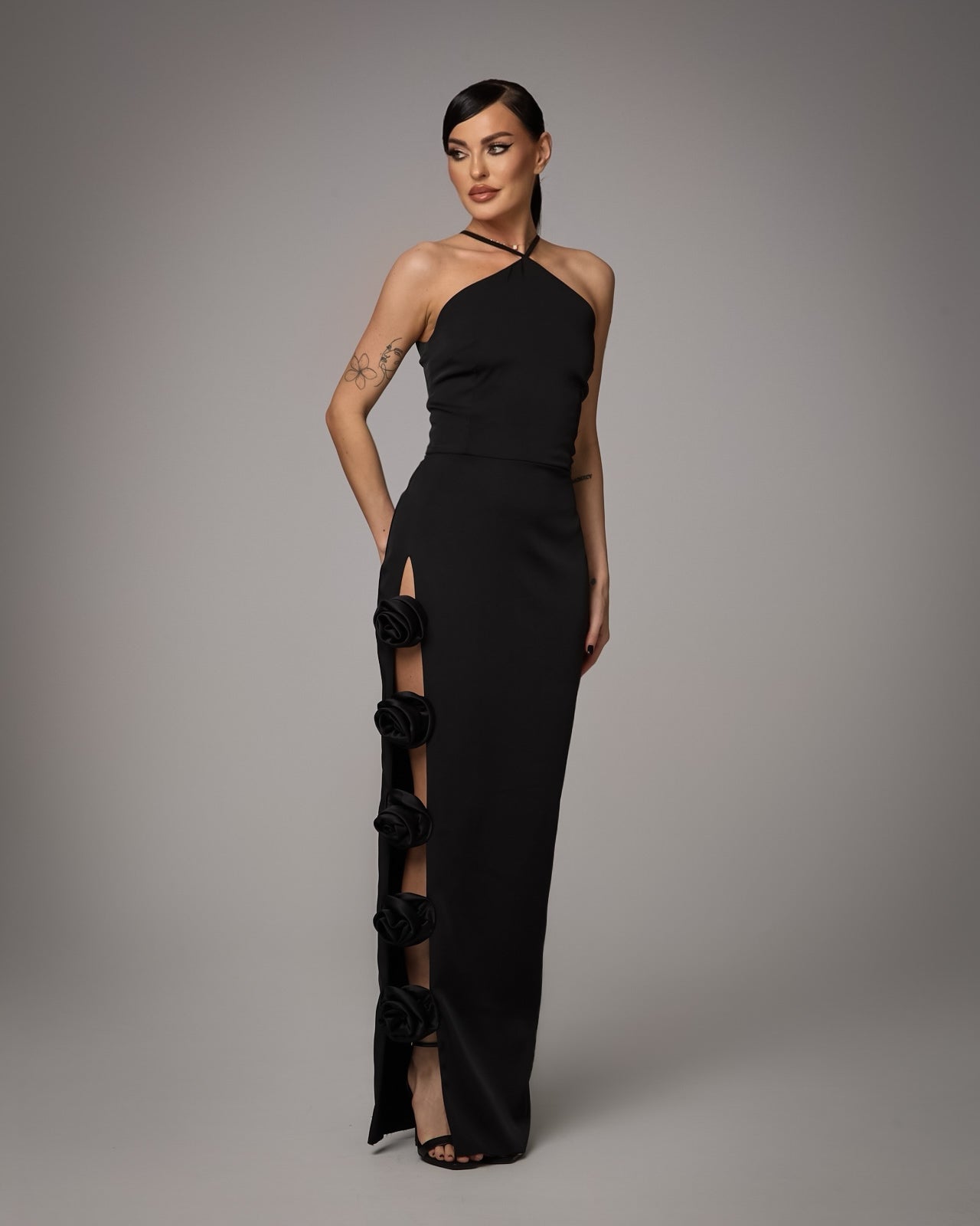 Rochie Maxi cu Decupaj Lateral si Aplicatii Florale, Nocturnal Bloom
