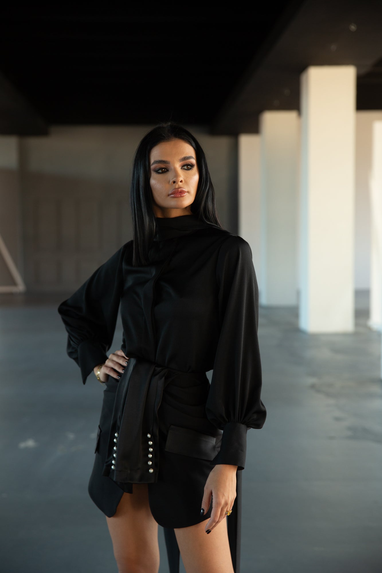 Compleu Bluza Satinata si Fusta Mini cu Nasturi Decorativi, Isra