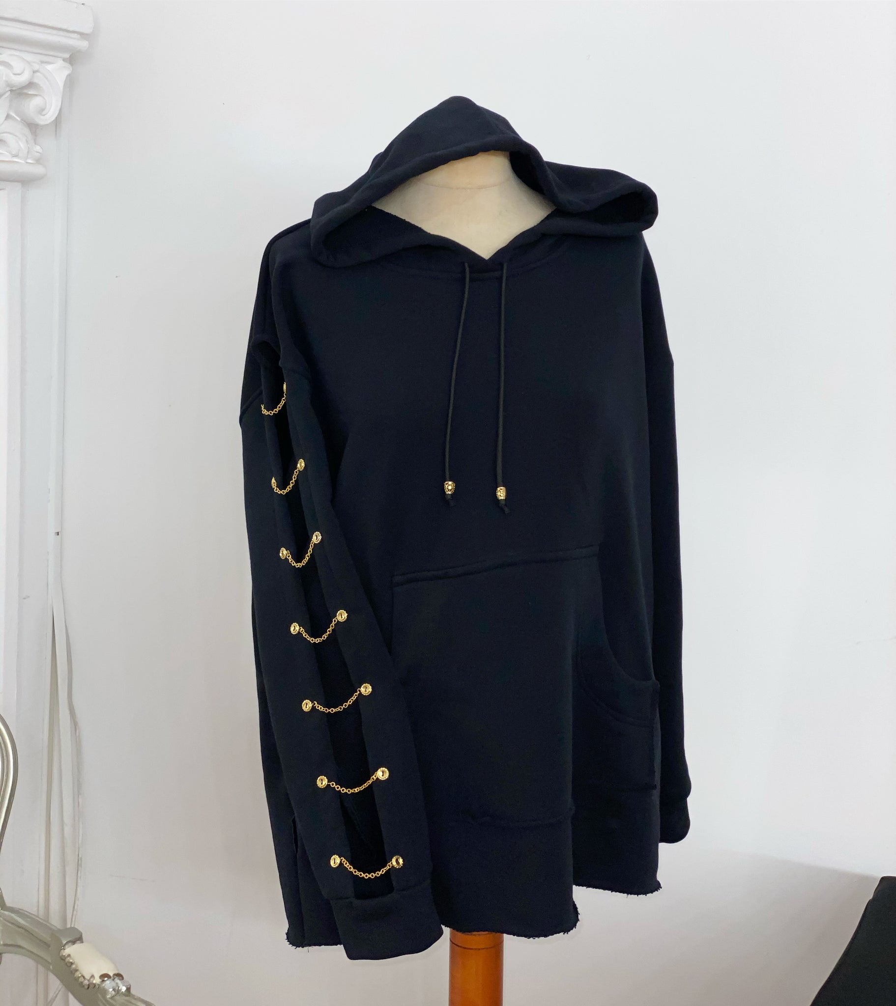 Hoodie bumbac negru cu aplicatii aurii