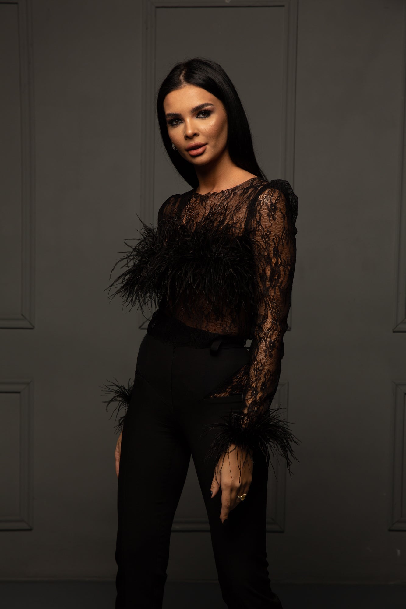 Compleu cu Bluza din Dantela cu Pene si Pantaloni Conic, Lace&Feather