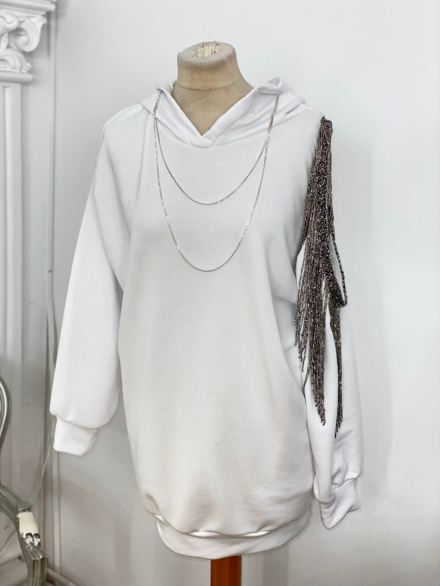 Hoodie alb cu franjuri